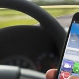 Incidente provocato da guida con cellulare: intentata causa contro Apple