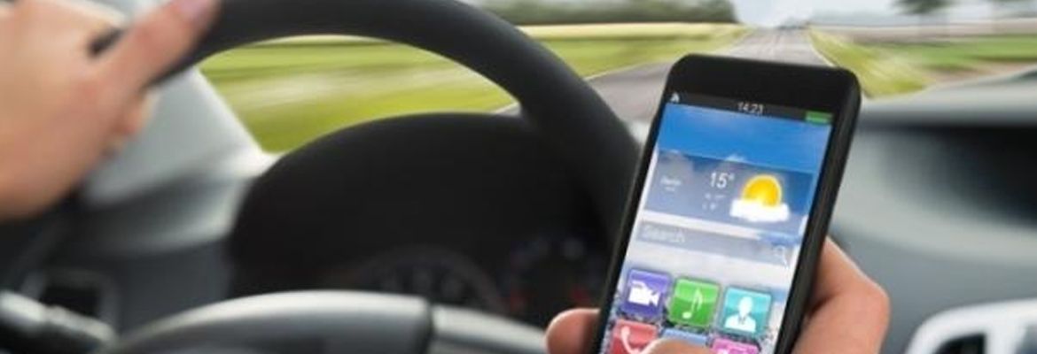 Incidente provocato da guida con cellulare: intentata causa contro Apple